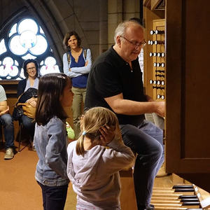 Kleine Orgelentdeckerinnen beim Komponieren mit Domorganist Wolfgang Kreuzhuber