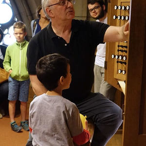 Domorganist Wolfgang Kreuzhuber mit einem kleinen Orgelentdecker