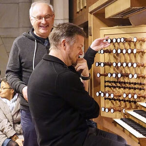 Domorganist Wolfgang Kreuzhuber mit Teilnehmer Simon Eitzlmayr an der Rudigierorgel