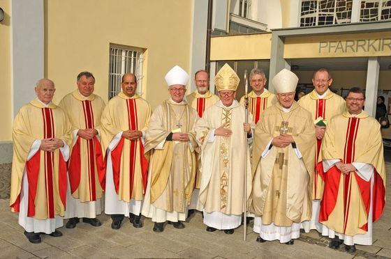 Ab 4. v. l.: Weihbischof Anton Leichtfried, Bischof Ludwig Schwarz SDB, Provinzial Pater Petrus Obermüller SDB, Erzbischof Alois Kothgasser SDB, Pater Karl Wallner OCist und die Salesianermitbrüder (rechts: Gastgeber Pater Siegfried M. Kettner SDB)