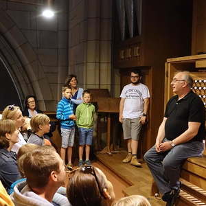 Domorganist Wolfgang Kreuzhuber umringt von kleinen und großen Orgelentdeckerinnen und Orgelentdeckern