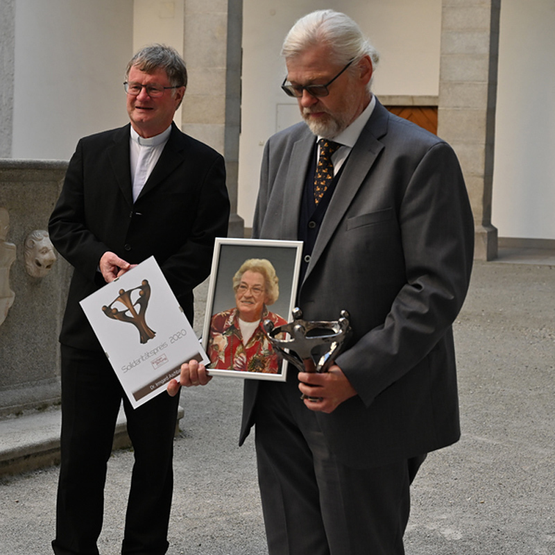 Martin Kranzl-Greinecker in Vertretung von Irmgard Aschbauer bei der Solidaritätspreisverleihung 2020