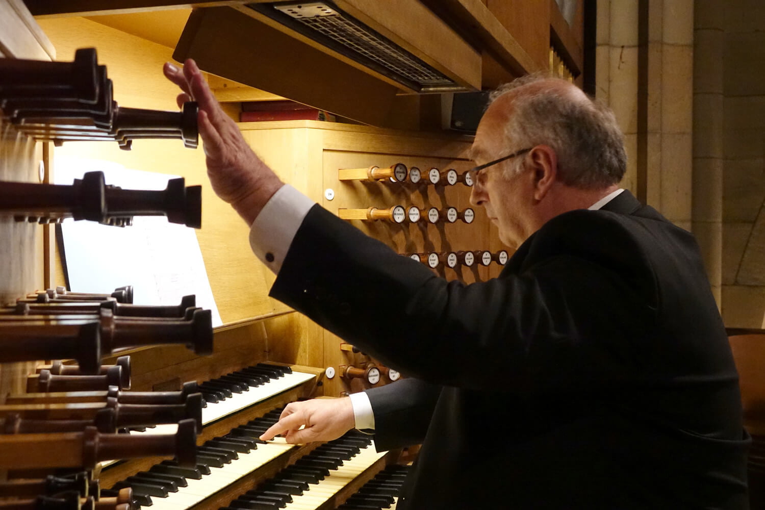 Domorganist Wolfgang Kreuzhuber an der Rudigierorgel