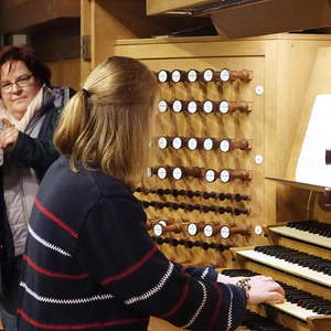 Teilnehmerin Romy Landschützer an der Rudigierorgel