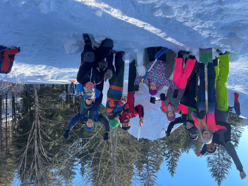 Gruppenfoto mit dem fertiggestellten Iglu 