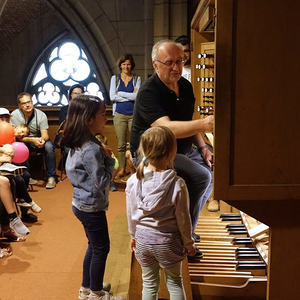 Kleine Orgelentdeckerinnen beim Komponieren mit Domorganist Wolfgang Kreuzhuber