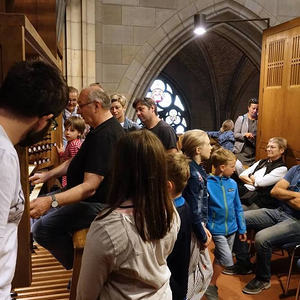 Domorganist Wolfgang Kreuzhuber umringt von kleinen und großen Orgelentdeckerinnen und Orgelentdeckern