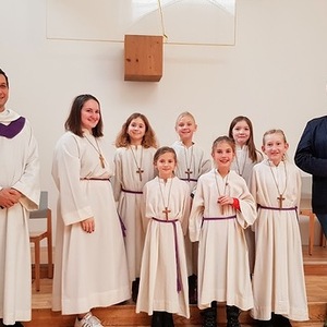 links:  Benjamin Hainbuchner (Pastoralassistent, Ministranten-Verantwortlicher), Viktoria Oberluggauer (Ministranten-Leiterin), 6 neue Ministrantinnen, Roland Altreiter (Pastoralassistent)