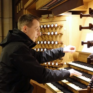 Dommusikassistent Gerhard Raab an der Rudigierorgel