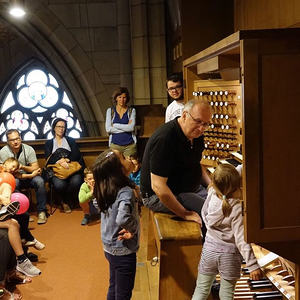 Kleine Orgelentdeckerinnen beim Komponieren mit Domorganist Wolfgang Kreuzhuber
