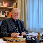 Bischof em. Ludwig Schwarz in seinem Büro